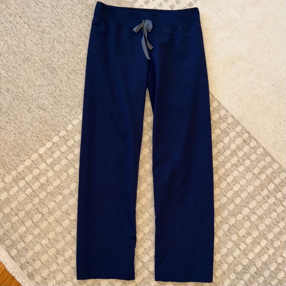 FIGS Basic Scrub Pant, women’s XS Petite, good condition, navy